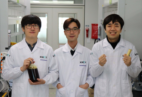 아라미드 나노섬유를 대량 생산할 수 있는 기술을 개발한 박제영(왼쪽부터), 황성연, 오동엽 박사팀.  화학연 제공